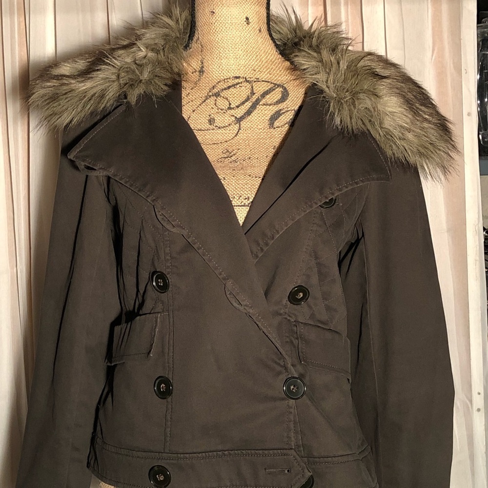 Jacket with removable fur collar